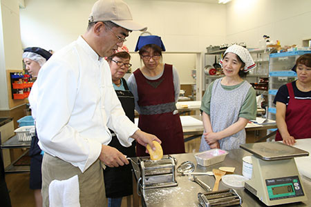 清水高校で食品実習<br />~ラザニアとたべづらい。カレーぱんに挑戦~