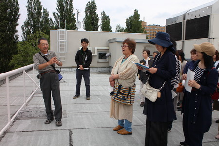 ①庁舎屋上にて北大の圃場を見学.JPG