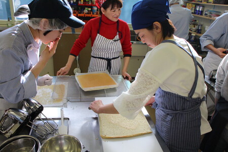 ３　焼けた生地を成形していきます.JPG