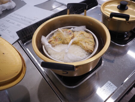 湯せん調理中の「親子丼」